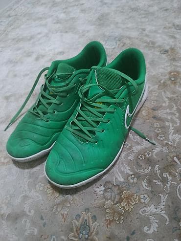 Зелёные кроссовки Nike для футзала/зала - Модель: индор (плоская