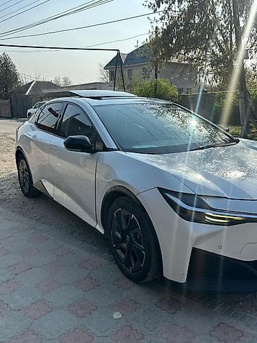 m5 cs: Toyota bZ3: 2023 г., Электромобиль, Седан — 2