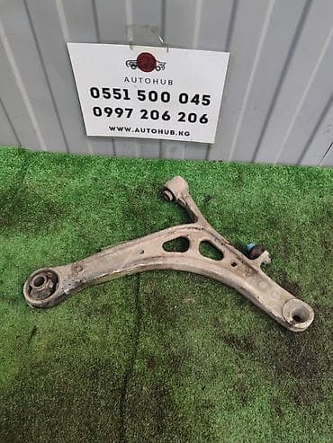 Передний правый рычаг Subaru 2005 г.