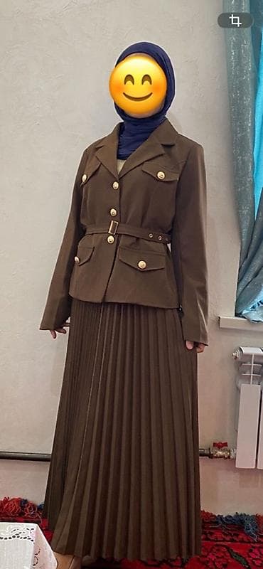 Женская одежда: Костюм в стиле modest: жакет + плиссированная юбка, цвет — 1