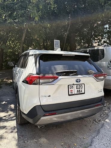 Toyota RAV4: 2019 г., 2.5 л, Вариатор, Гибрид, Внедорожник — 2