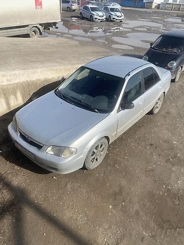 Седан компакт-класса, серебристый цвет кузова. Кузов 4-дверный