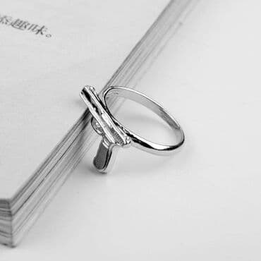 эксклюзивные свадебные пригласительные: Стильное серебристое кольцо с оригинальным дизайном в форме пистолета — 2