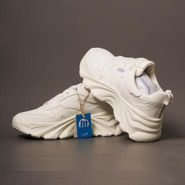 осенние кроссовки: Кроссовки женские, монохромные белые, с массивной «волнистой» — 4