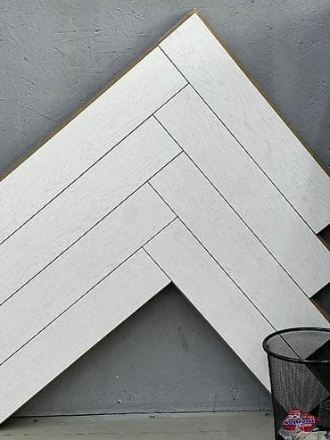 Панель ламината с рисунком «елочка» в белом цвете с черными швами at lalafo.kg Панель ламината с рисунком «елочка» в белом цвете с черными швами