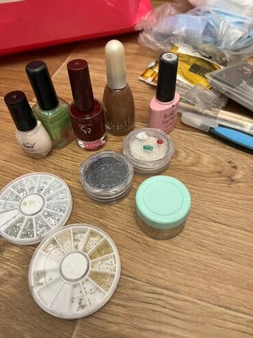 оборудование для салона красоты недорого: Продам все вместе з, отдельно не продается! Лаки, гели, щипчики — 3