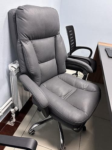 m 3: Офисный стол с тумбой и с тремя стульями — 3