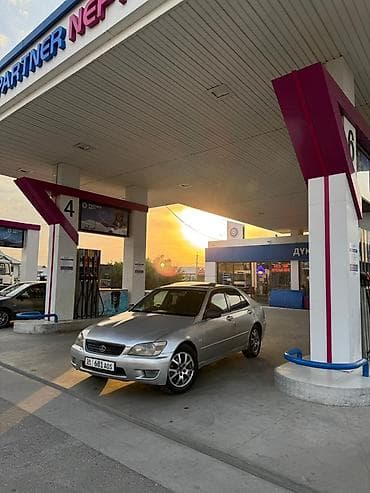 Lexus IS: 2001 г., 2 л, Автомат, Газ, Седан