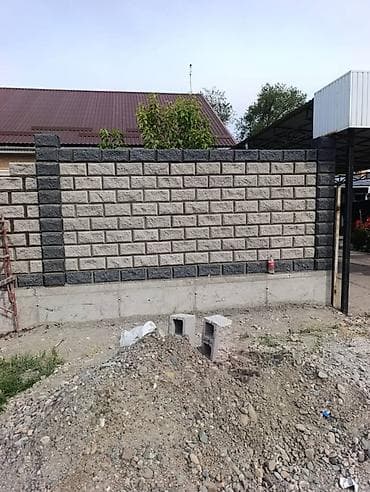 Декоративный забор из бетонных блоков “под колотый камень” -