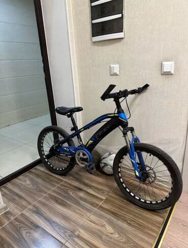 шины на внедорожник: Велосипед с прочной рамой черного цвета с синим акцентами. Продаётся — 2