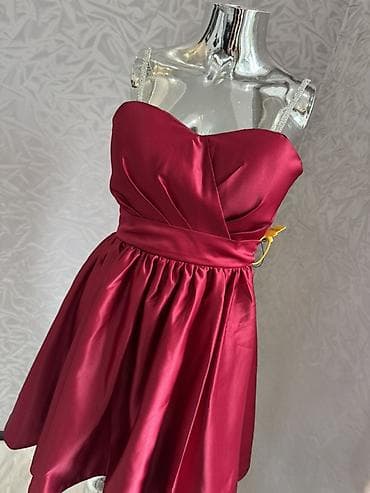 бордовый: Коктейльное мини‑платье насыщенного бордового цвета. - Силуэт — 2