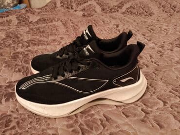 срочно продаю в связи с переездом: Мужские кроссовки, 41, Макси, Б/у, цвет - Черный — 2
