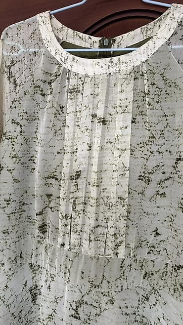 голубя: Платье макси из легкой полупрозрачной ткани с нежным оливково‑серым — 3