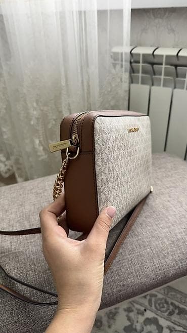 Бижутерия: Сумка-кроссбоди Michael Kors Jet Set из фирменного канваса с — 2