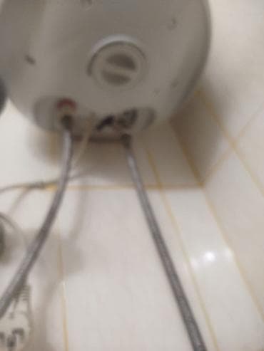 поменяю: Накопительный водонагреватель Объем бака: 30 л, Ariston, Электрический, Регулятор температуры, Б/у — 2