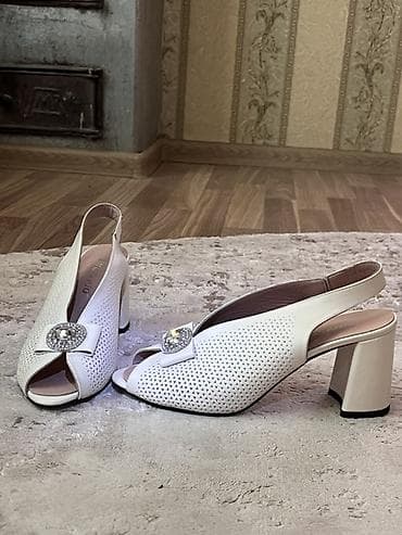 crocs 40: Женские открытые туфли-босоножки молочного цвета. КОЖА. ЕВРОМОДА. - — 2