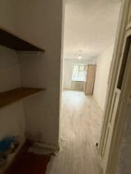 срочно продаётся 1 комнатная квартира в районе ошского рынка по улице молодая гвардия токтогула: 1 комната, 16 м², Малосемейка, 1 этаж, Косметический ремонт — 2