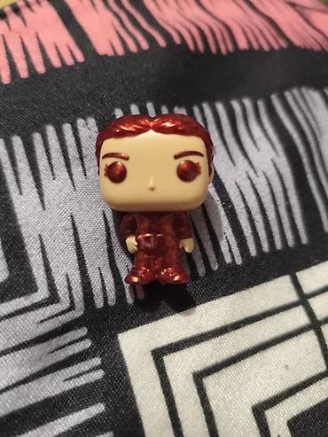 Мини-фигурка в стиле chibi/Pop: персонаж в красном металлизированном at lalafo.kg Мини-фигурка в стиле chibi/Pop: персонаж в красном металлизированном