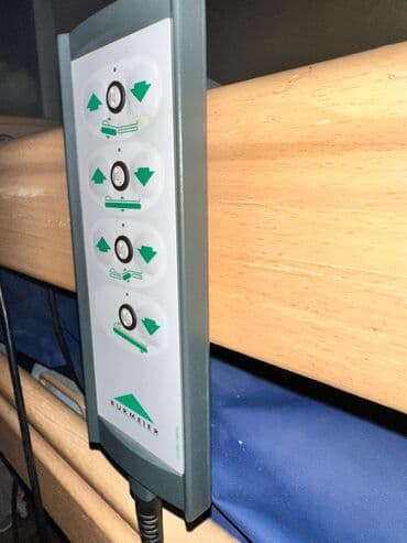 срочно продаю кушетку: Функциональная медицинская кровать с электрической регулировкой — 3