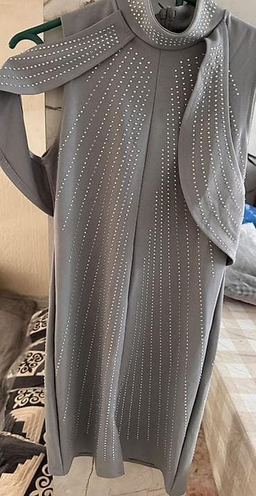 Вечернее платье с декоративными стразами - Силуэт: приталенный миди