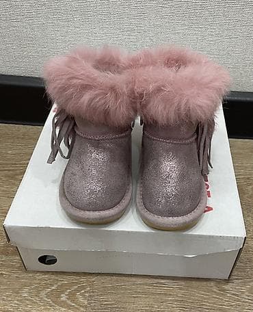 Детская обувь: Продаю зимние угги для девочки, б/у. Размер 18, длина стопы в см — 1