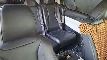 такси водитель: Kia Carnival (новый логотип Kia) — просторный 7/8‑местный минивэн — 1