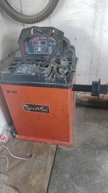 Автосервисное оборудование: Комплект оборудования для шиномонтажа и ремонта колес. Состав: - — 1