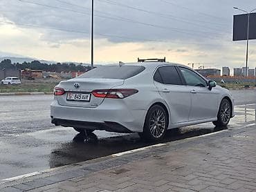 byd e7: Toyota Camry: 2022 г., 2.5 л, Автомат, Гибрид, Седан — 2