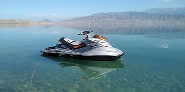 Стильный гидроцикл серого цвета, предназначенный для активного отдыха