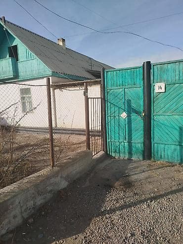 продажа дом тендик: Продаётся 4-комнатный дом в городе Балыкчы. Участок — 5 соток. На — 1