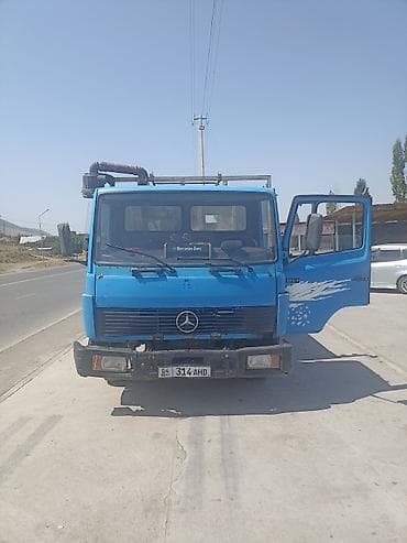 тягач сканя: Грузовой бортовой автомобиль Mercedes-Benz (кабина синего цвета). - — 2