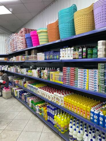 оборудование в бутик: Витрины, стеллажи, полки торговые металлические б/у, полка магазинная — 1