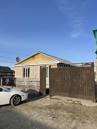 Одноэтажный частный дом с участком и ограждённой территорией