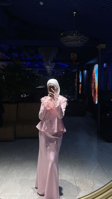 Айымдардын кийими: Кече көйнөгү, Классикалык, Узун модель, Жеңдери менен, M — 1