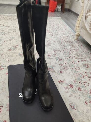 кожанные ботинки: Женские высокие сапоги из чёрной гладкой кожи. Характеристики: - — 4
