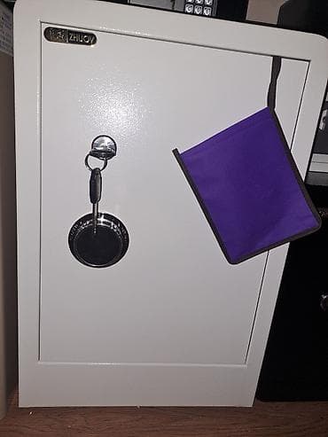 кулак тай: Сейф 
размер 17 23 17 
из металла
замок код и ключ — 6