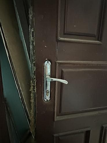 Двери для домов и квартир, Металлическая, Одностворчатая, Правосторонняя, цвет - Коричневый at lalafo.kg Двери для домов и квартир, Металлическая, Одностворчатая, Правосторонняя, цвет - Коричневый
