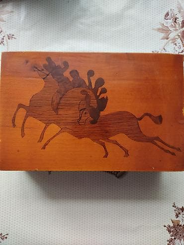 Деревянная шкатулка с инкрустацией (маркетри) на крышке. Украшена