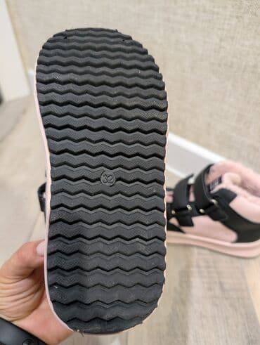 зимний обув: Детские зимние ботинки, размер 32. Продам почти новые ботинки. Они — 4