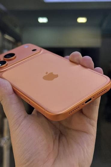 чехол 16 про: IPhone (корпус в оранжевом цвете), разъём USB‑C, двойная основная — 2