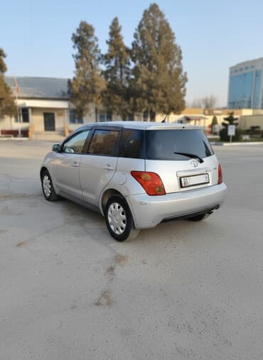 Toyota ist: 2004 г., 1.3 л, Автомат, Бензин, Хэтчбэк