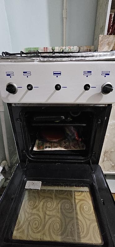 Посуда и кухонный инвентарь: Газовая плита с духовкой, классический формат 50×50 см. Основные — 1