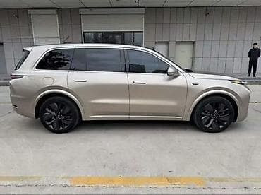 tesla model x: Электромобиль (кроссовер, 5‑дверный) премиум-класса в бежевом цвете — 4