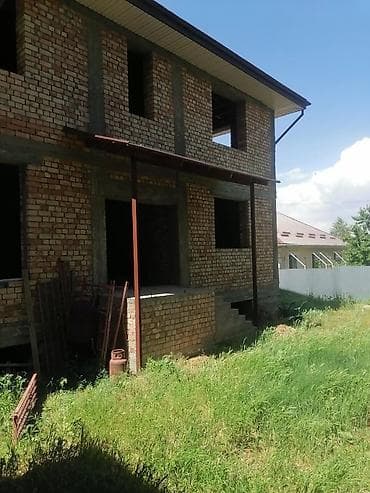 таунхаусы: В Бишкеке продаются 2 таунхауса, участок 10 соток, три этажа, площадь — 6