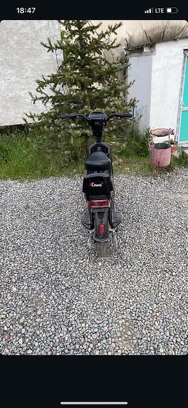 es 2020: Электроскутер Kiwo, черный - Компоновка: удлиненная платформа с двумя — 2