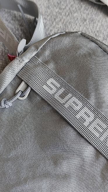 Аксессуары: Сумка через плечо Supreme, серый цвет. - Компактный формат — 3