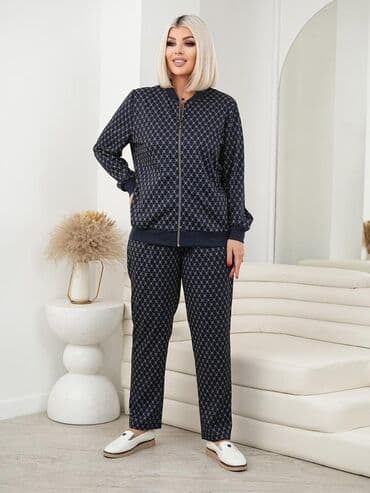 спортивные пуховики: Женский спортивный костюм, состоящий из куртки-бомбера на молнии и — 1