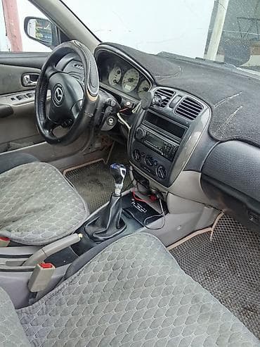 Mazda 323: 2003 г., 1.6 л, Механика, Бензин, Хэтчбэк — 4