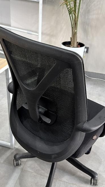 кресла качалки: Офисное кресло, Б/у, С колесиками, цвет - Черный, Самовывоз — 2