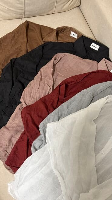 Просвечивают, нужно с топом либо с майкой